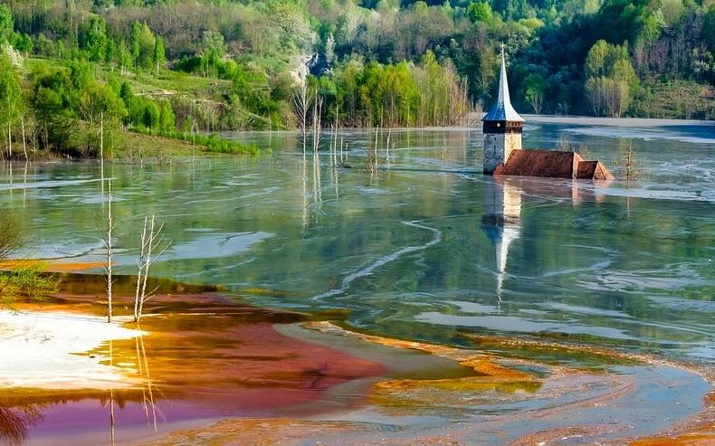 Румынская деревня, на месте которой образовалось токсичное озеро