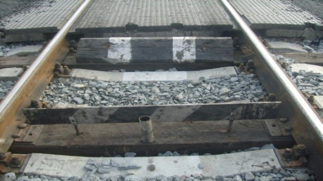 Что за металлическая конструкция устанавливается поперек рельс на железной дороге