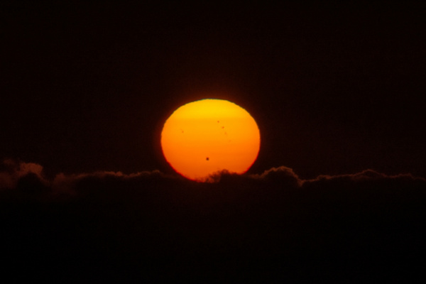 На Солнце появилось огромное пятно, которое видно без телескопа