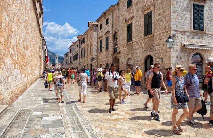 В хорватском городе запретили катить чемоданы по улицам