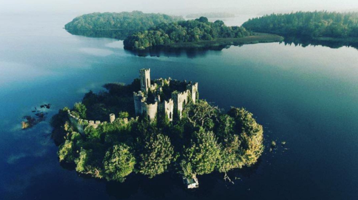 С какой целью замок МакДермотт был возведен на небольшом острове Источник: https://novate.ru/blogs/090723/66866/