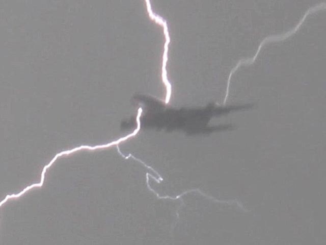 Что происходит, когда молния попадает в самолет?
