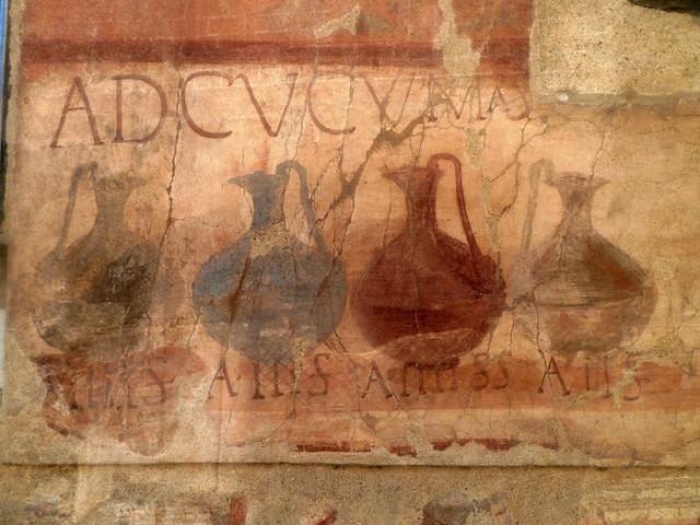 Реклама выпивки возрастом почти 2 тысячи лет у дверей таберны «AD CUCUMAS» в Геркулануме