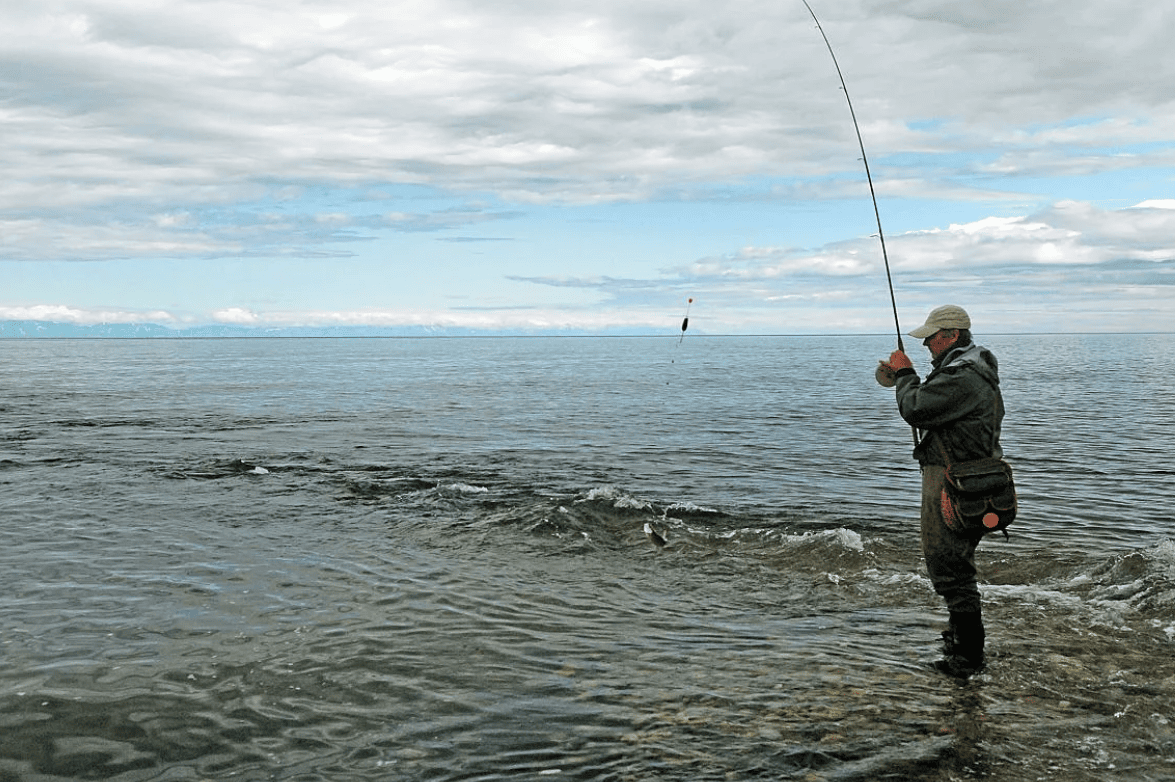 Ловим на байкале. Рыбалка на озере Байкал. Озеро Байкал рыбалка летняя. Рыбалка на Байкале летом. Озеро Байкал ловля рыбы.
