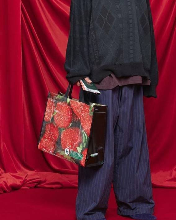 Balenciaga выпустила сумку-тоут за 177 тысяч рублей - в России такие продаются в "Пятерочке" (6 фото)