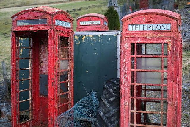 Кладбище красных телефонных будок на окраине Лондона (11 фото)