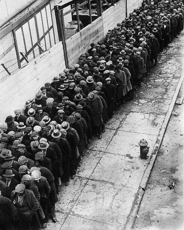 Очередь на биржу труда. 1930 год