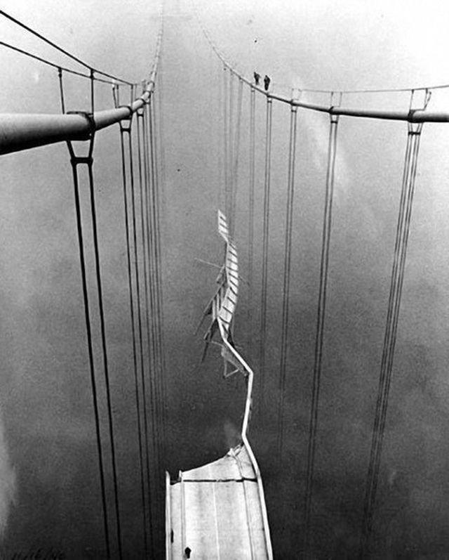 Знаменитый «танцующий мост» через пролив Такома рухнул из-за сильных порывов ветра. США, штат Вашингтон, 7 ноября 1940 года.