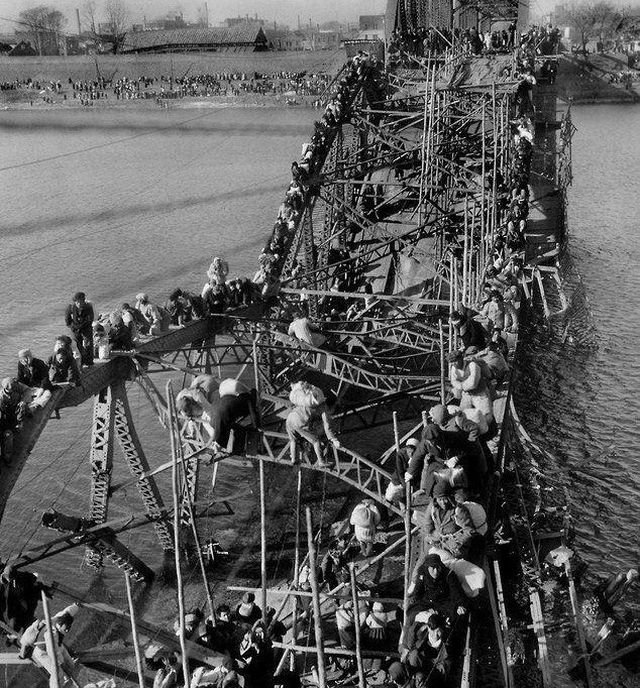 Корейские беженцы покидают Северную Корею, 1950 год