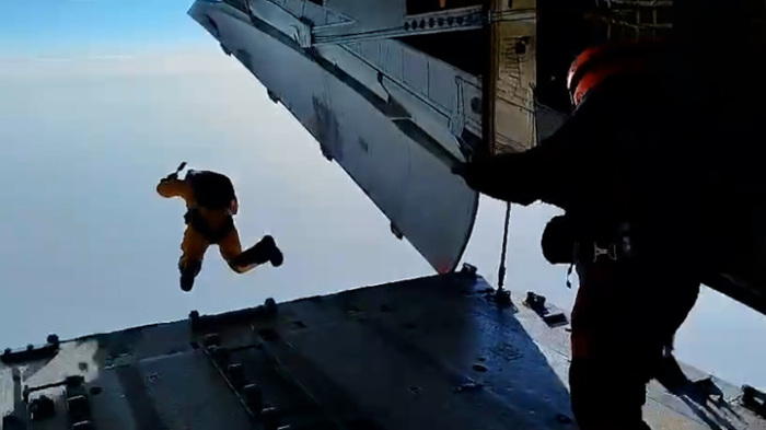 Что пережили 3 космонавта из России, которые прыгнули с высоты 10 тыс. метров прямо на Северный полюс