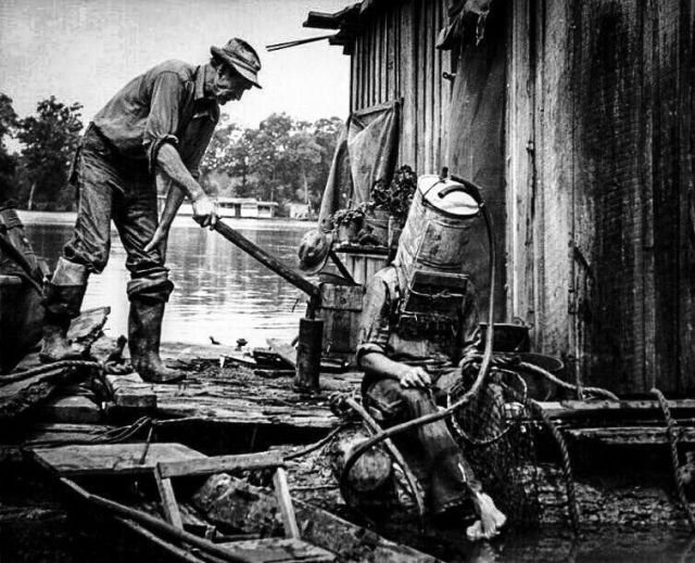 Ловец жемчуга на Миссисипи готовится к очередному "заходу" на дно, 1938 год. 