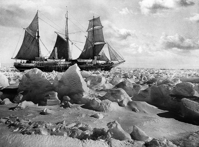 Застрявший корабль британской антарктической экспедиции